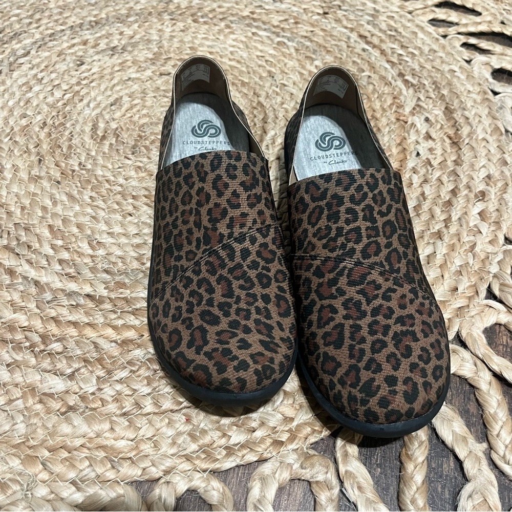 Clarks Loafers Womens 7 Brown Cloudsteppers Leopard Print Slip On Casual 16712 - Picture 2 of 4